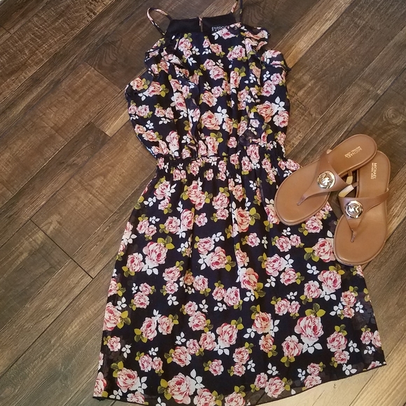 Beautiful Floral Print Dress - Picture 3 of 12